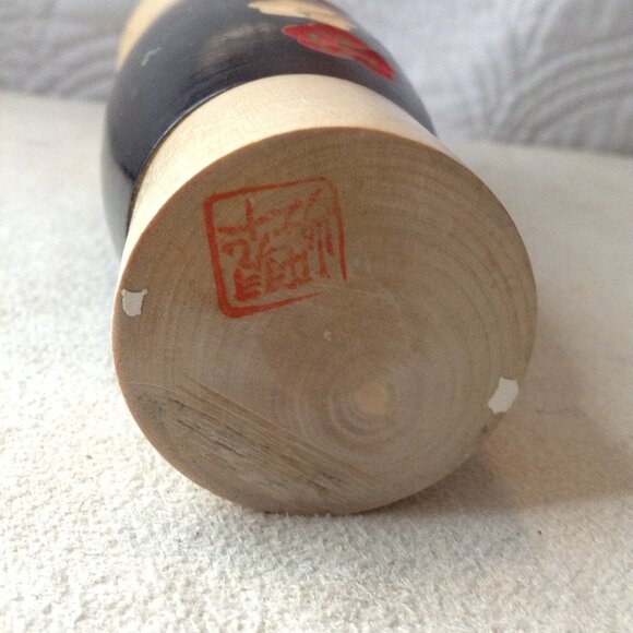 VTG Japanese Kokeshi Doll; "Geshia"; Dento, signed, wood turned; Collectible - Picture 5 of 5